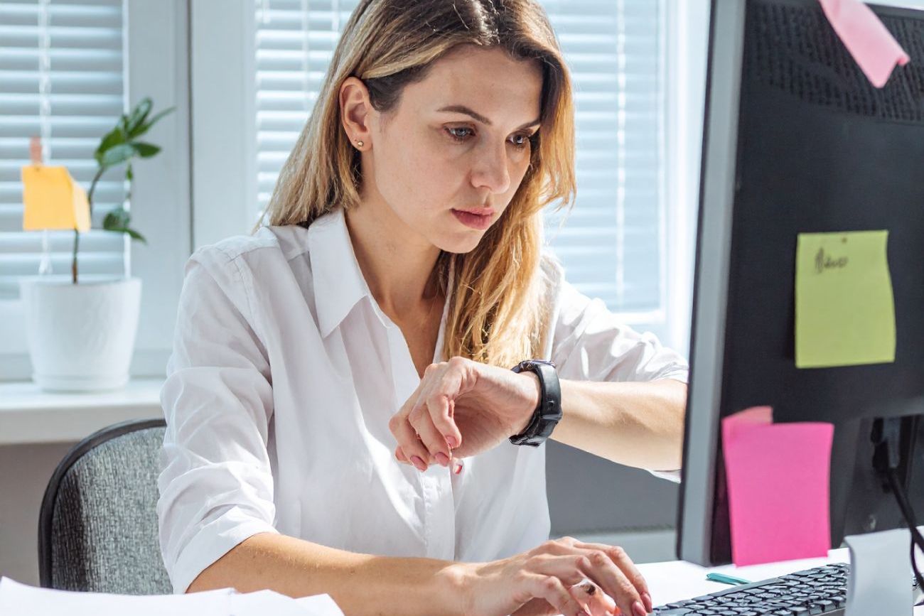 Femme devant l'ordinateur avec pleine de post-it