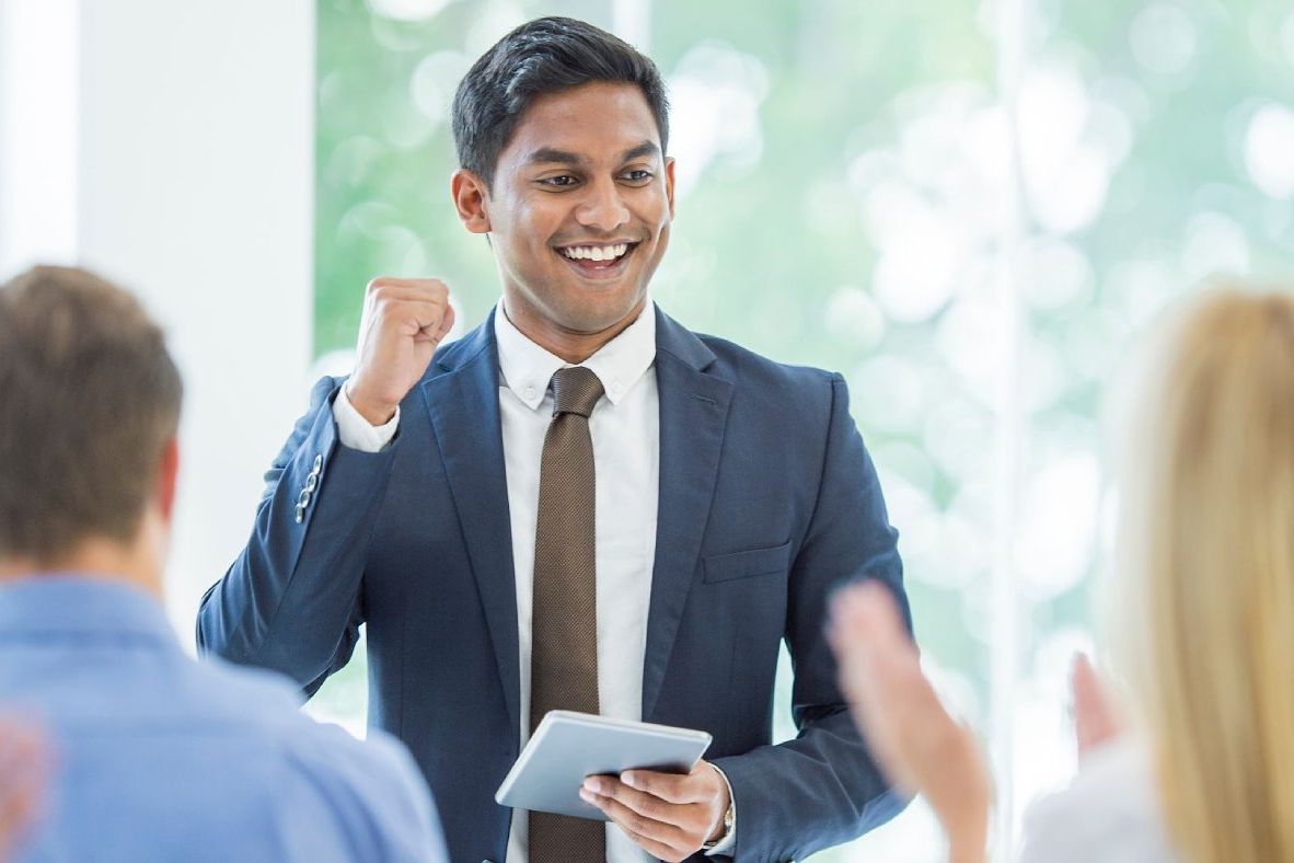 Homme devant des gens qui les motive